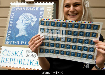 Czech Post presenta il nuovo francobollo dispone di uno dei più preziosi francobollo immagine, il leggendario Maurizio "Post Office" (blu Maurizio), a Praga, nella Repubblica Ceca il 6 settembre 2017. Il timbro sarà valsa la pena 16 corone ceche. (CTK foto/Michal Kamaryt) Foto Stock
