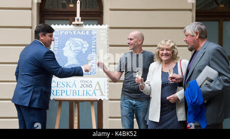 Praga, Repubblica Ceca. 06 Sep, 2017. Czech Post presenta il nuovo francobollo dispone di uno dei più preziosi francobollo immagine, il leggendario Maurizio "Post Office" (blu Maurizio), a Praga, nella Repubblica Ceca il 6 settembre 2017. Il timbro sarà valsa la pena 16 corone ceche. Sulla foto L-R CEO della Ceca Post Martin Elkan e timbro designers Kamil Knotek, Libuse Knotkova e Jaromir Knotek. Credito: Michal Kamaryt/CTK foto/Alamy Live News Foto Stock