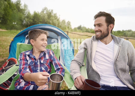 Sorso di tè caldo dopo una lunga giornata di escursioni Foto Stock
