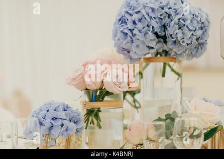 Coprimaterasso per torta di nozze a glassa di colore rosa pastello e oro Foto Stock