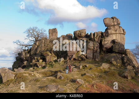 Derbyshire Regno Unito-8 marzo 2015: donna cieca a piedi di Robin Hood Stride, un tor di gritstone rocce di calcare il modo in data 8 marzo nei pressi di Elton Foto Stock