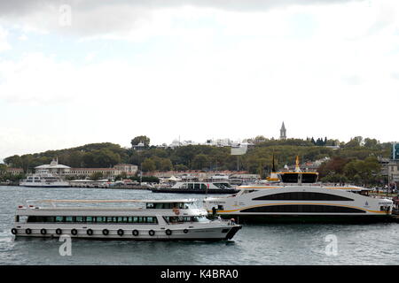Porto traghetti Eminönü con il palazzo di Topkapi in background, Istanbul Turchia Foto Stock