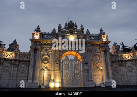 Il Palazzo Dolmabahce e sul Bosforo, Istanbul Foto Stock