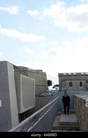 Città del Sud porta con il Parlamento e la Banca centrale in background, La Valletta Foto Stock