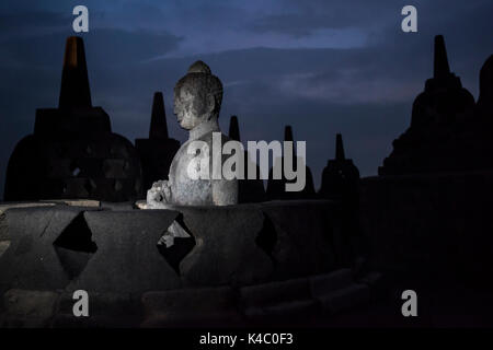 Statua del Buddha presso il tempio borobudor in java, Indonesia. Foto Stock