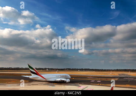 Airbus A380 degli Emirati in attesa di autorizzazione all'aeroporto di Duesseldorf Foto Stock