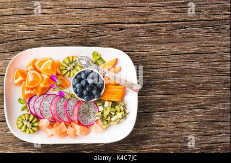 Pitaya, arancio, kiwi, carota, mirtillo Foto Stock