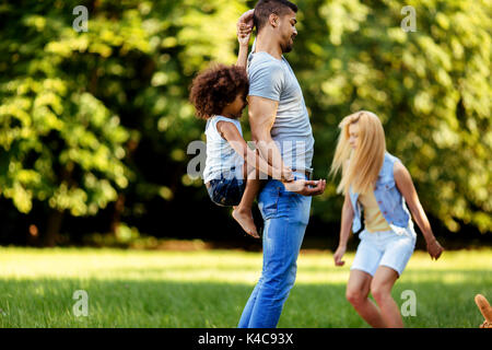 Foto di felice coppia giovane spendere del tempo con la loro figlia Foto Stock