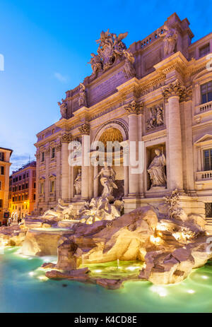 Roma Fontana di Trevi sostenuto dal Palazzo Poli illuminata di notte Roma Lazio Italia Europa UE Foto Stock