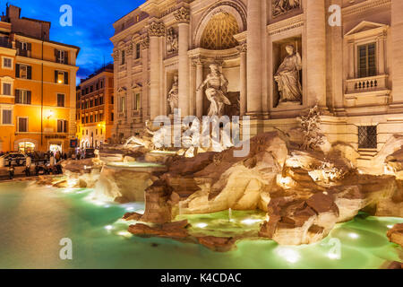 Roma Fontana di Trevi sostenuto dal Palazzo Poli illuminata di notte Roma Lazio Italia Europa UE Foto Stock