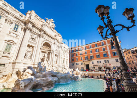Roma Fontana di Trevi sostenuto dal Palazzo Poli giorno Roma Lazio Italia Europa UE Foto Stock