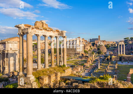 Roma Italia le colonne del Tempio di Saturno e la panoramica dei rovinato Foro Romano, Sito Patrimonio Mondiale dell'UNESCO, Roma, Lazio, l'Italia, Europa Foto Stock