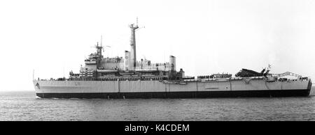 HMS Intrepid - L11 - classe impavido nave anfibio della British Royal Navy lasciando Portsmouth base navale del 16 settembre 1979 Foto Stock