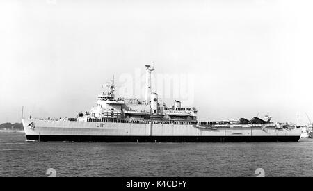 HMS Intrepid - L11 - classe impavido nave anfibio della British Royal Navy lasciando Portsmouth base navale del 16 settembre 1979 Foto Stock