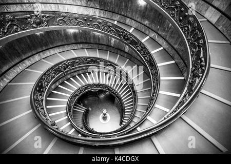 Roma Italia scala a spirale progettata nel 1932 da Giuseppe Momo è una doppia elica scala Museo Vaticano Città del Vaticano Roma Lazio Italia Europa UE Foto Stock