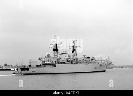 HMS Beaver - F93 - Tipo 22 frigate entrando in Portsmouth Porto (Navale di Portsmouth) Base di Portsmouth, Hampshire, Inghilterra, Regno Unito Foto Stock