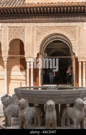 Corte dei Leoni e Fontana dei Leoni, palazzi Nasridi, Alhambra a Granada, Andalusia, Spagna Foto Stock