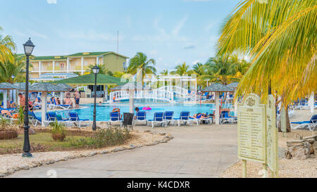 I turisti, i maniaci dal Canada e dall'Europa godono della piscina all'Hotel Playa Coco a Cayo Coco Cuba. Foto Stock