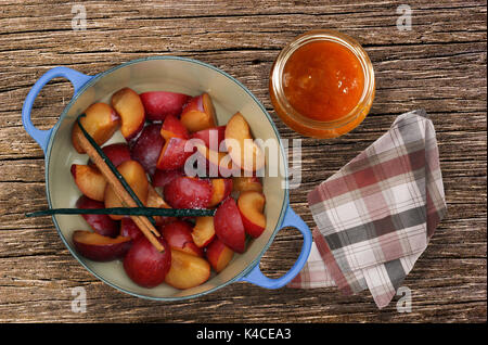 Fette di pesche e in casa confettura di pesche Foto Stock