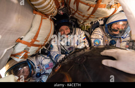 Stazione Spaziale Internazionale Expedition 52 equipaggio Peggy Whitson, sinistra, Comandante Fyodor Yurchikhin, centro e Jack Fischer sono visibili all'interno della Soyuz MS-04 navicelle dopo lo sbarco in una zona remota del 3 settembre 2017 vicino Zhezkazgan, Kazakistan. Foto Stock