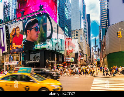 New York City - Giugno 14, 2017: Broadway con il traffico della strada e affollata da molte persone. Lo scenario a Times Square a New York è un iconico punto di riferimento famou Foto Stock