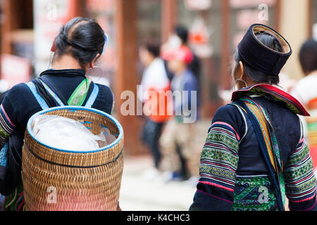 SA PA, VIETNAM - Agosto 2017: Nero hmog minoranza etnica donne in Sa Pa città le alte montagne, Lao Cai provincia, Vietnam Foto Stock