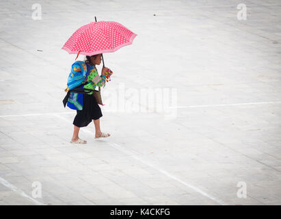 SA PA, VIETNAM - Agosto 2017: Nero hmog minoranza etnica ragazza in Sa Pa città le alte montagne, Lao Cai provincia, Vietnam Foto Stock