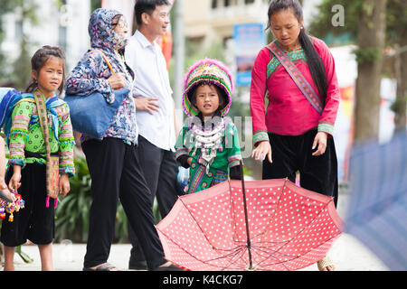 SA PA, VIETNAM - Agosto 2017: Nero hmog minoranza etnica ragazza in Sa Pa città le alte montagne, Lao Cai provincia, Vietnam Foto Stock