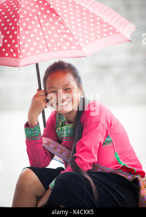 SA PA, VIETNAM - Agosto 2017: Nero hmog minoranza etnica ragazza in Sa Pa città le alte montagne, Lao Cai provincia, Vietnam Foto Stock