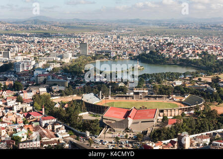 Centro di Antananarivo, tra cui il lago Anosy e Mahamasina Municipal Stadium, Antananarivo, Madagascar Foto Stock