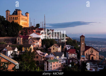 Il Rova di Antananarivo o Queen's Palace, illuminata di notte, Royal Palace complesso, Madagascar Foto Stock