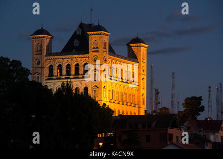 Il Rova di Antananarivo o Queen's Palace, illuminata di notte, Royal Palace complesso, Madagascar Foto Stock