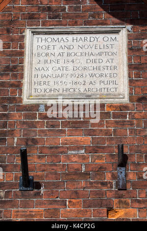 Una lapide segna il luogo dove il poeta e romanziere Thomas Hardy ha lavorato una volta, sulla strada del sud in Dorchester Dorset, Regno Unito. Foto Stock