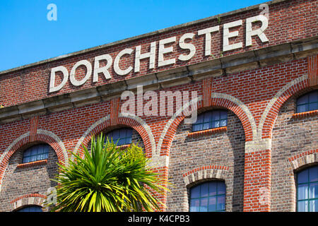 Dorchester segno sulla parte esterna del vecchio dorchester edificio della birreria birreria in piazza, Dorchester Dorset, Regno Unito. Foto Stock