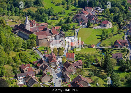 Vista aerea sull'Abbazia di Baume / Abbaye Saint-Pierre de Baume-les-Messieurs e villaggio, dipartimento del Giura in Franca Contea, Lons-le-Saunier, Francia Foto Stock