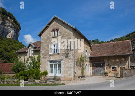 Casa tipica nel villaggio Baume-les-Messieurs, dipartimento del Giura in Franca Contea, Lons-le-Saunier, Francia Foto Stock
