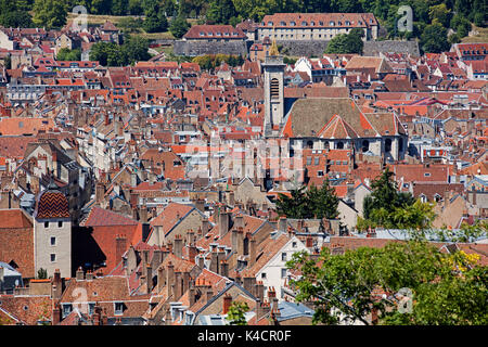 Vista dall'alto sulla città vecchia e la chiesa di église Saint-Pierre / San Pietro di Besançon, Doubs, Borgogna-Franche-Comté, Francia Foto Stock