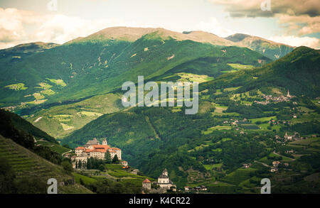 Paesaggio montano sul Monastero di Sabiona (abbazia di Säben) - Bressanone - Alto Adige Italia Foto Stock