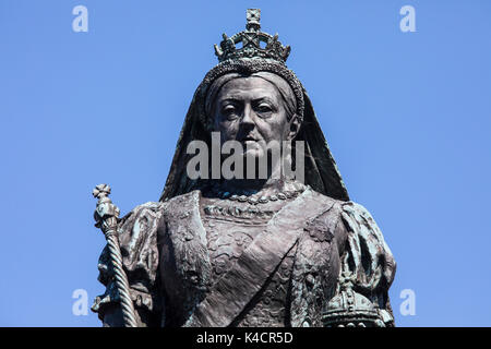 Weymouth, Regno Unito - 15 agosto 2017: una statua della regina Victoria, situato sul lungomare di Weymouth nel Dorset, Regno Unito, il 15 agosto 2017. Foto Stock