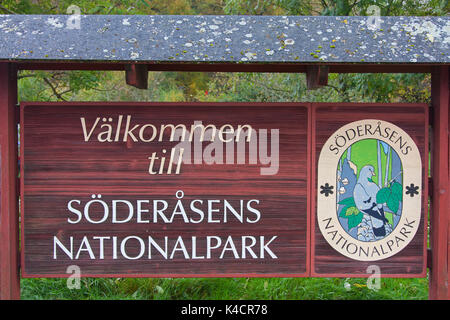 Segno di benvenuto con logo all ingresso del Soederasen NP / Söderåsen Parco Nazionale in autunno, Skane / Scania in Svezia Foto Stock