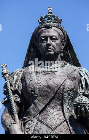 Weymouth, Regno Unito - 15 agosto 2017: una statua della regina Victoria, situato sul lungomare di Weymouth nel Dorset, Regno Unito, il 15 agosto 2017. Foto Stock