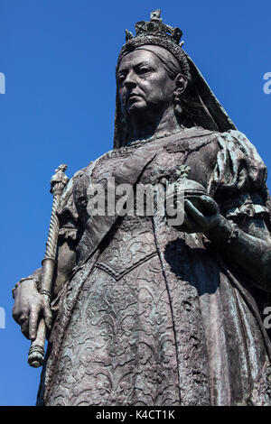 WEYMOUTH, Regno Unito - 15 AGOSTO 2017: una statua della regina Victoria, situato sul lungomare di Weymouth nel Dorset, Regno Unito, il 15 agosto 2017. Foto Stock