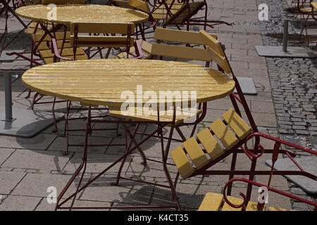 Empty Beer Garden, Vuoto Street Cafe, durante la stagione delle piogge Foto Stock