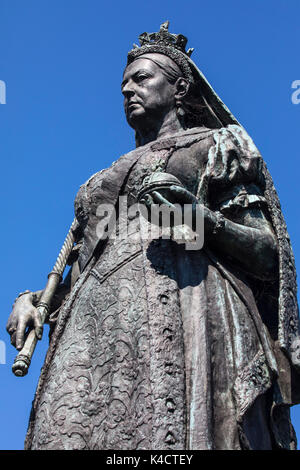 Weymouth, Regno Unito - 15 agosto 2017: una statua della regina Victoria, situato sul lungomare di Weymouth nel Dorset, Regno Unito, il 15 agosto 2017. Foto Stock