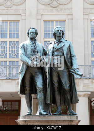 Goethe e Schiller Memorial davanti al teatro di Weimar Foto Stock