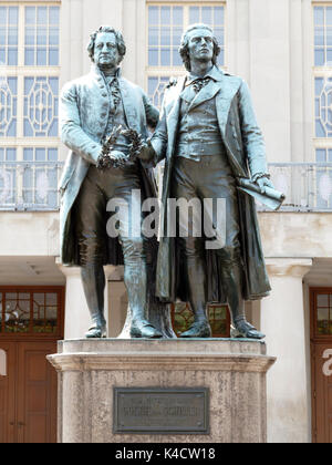 Goethe e Schiller Memorial davanti al teatro di Weimar Foto Stock