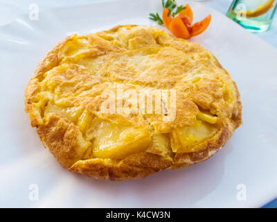 Tradizionale tortilla spagnola - frittata con patate Foto Stock