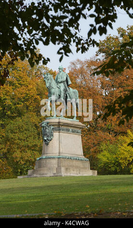 Hofgarten Coburg con il Monumento Equestre Ernst II, Duca di Sassonia Coburg Gotha Foto Stock