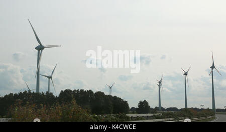 Gigante di turbine a vento per produrre elettricità con la forza del vento in pianura Foto Stock