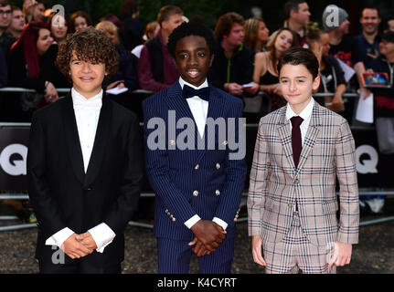 Gaten Matarazzo (sinistra), Caleb McLaughlin (centro) e Noè Schnapp frequentando la GQ Men of the Year Awards 2017 tenutasi presso la Tate Modern di Londra. Foto Stock